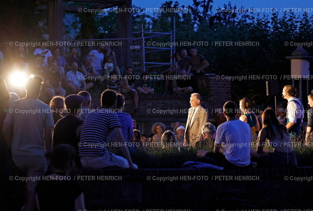 20240901-A1131-strassentheater-justforfun-HEN-FOTO | 01.09.2024 Straßentheater JUST FOR FUN vor dem Hochzeitsturm auf der Mathildenhöhe (Weltkulturerbe) (Foto: Peter Henrich / HEN-FOTO) - Realisiert mit Pictrs.com