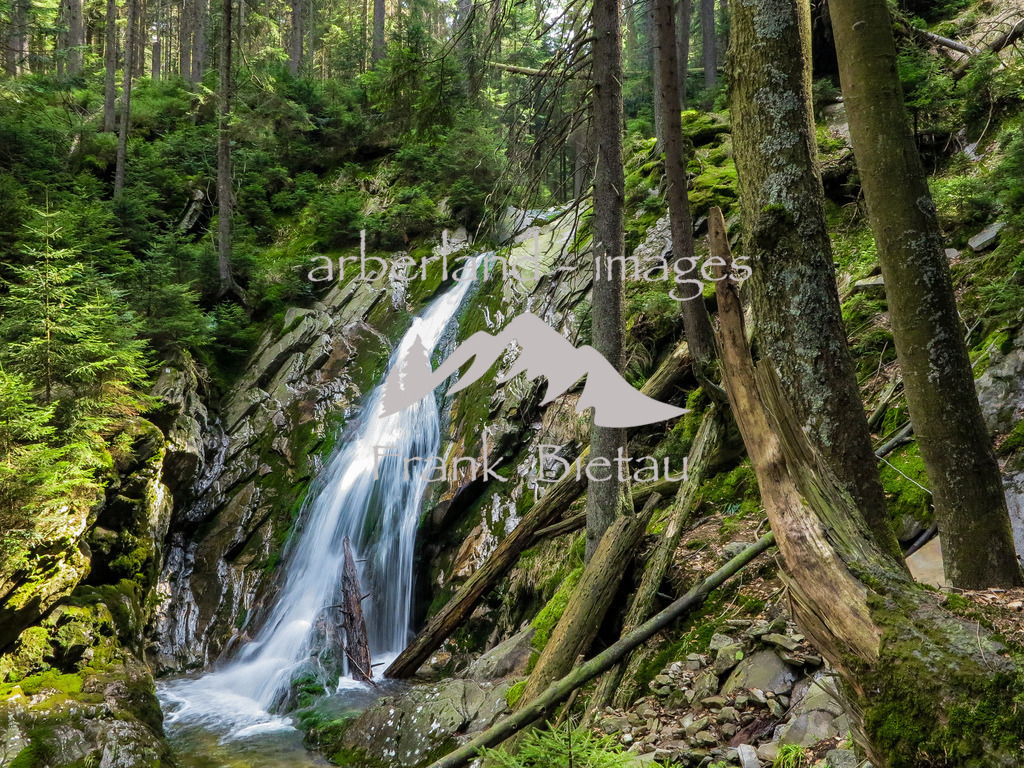 Zimmer-bearbeitet | Dieser mit 13 m höchste Wasserfall des Böhmerwaldes liegt auf einer Höhe von 940 m ü. M. im Tal des Bílý Baches