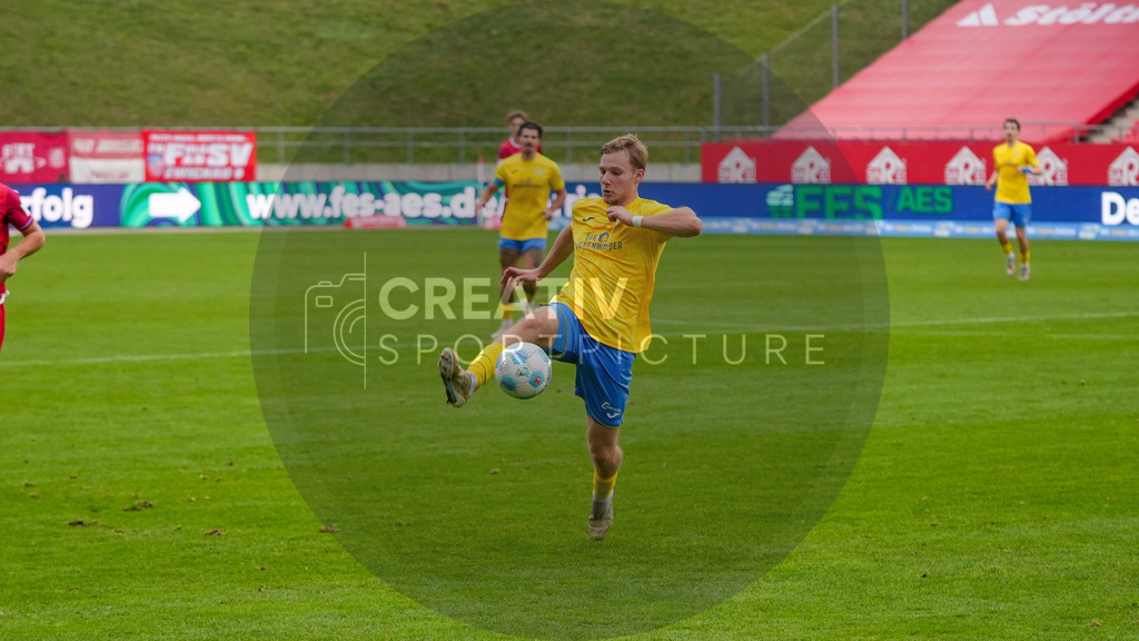 Fußball, Herren, Saison 2025/2026, Regionalliga Nordost, 14. Spieltag, FSV Zwickau vs. FSV 63 Luckenwalde, Samstag 01.11.2025, GGZ-Arena Zwickau | Fußball, Herren, Saison 2025/2026, Regionalliga Nordost, 14. Spieltag, FSV Zwickau vs. FSV 63 Luckenwalde, Samstag 01.11.2025, GGZ-Arena Zwickau, Im Bild: Fabio Schneider (Luckenwalde) - Realisiert mit Pictrs.com