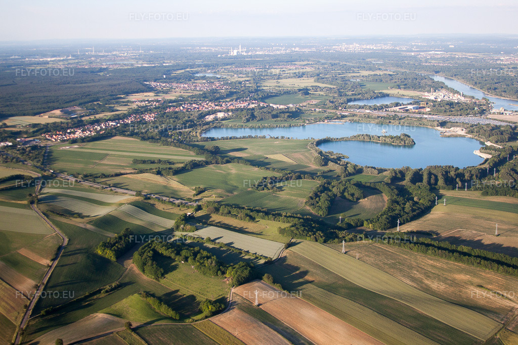 Vue aérienne: Gravière à Lauterbourg dans le département Bas Rhin, France. Photo: IMG_66679.jpg prise le 05/06/2014 par Werner Riehm/FLY-FOTO.euRésolution de l'original: 4752 x 3168 px