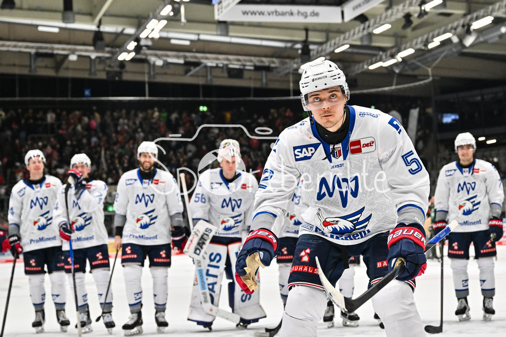 Augsburger Panther - Adler Mannheim | AUGSBURG, GERMANY - 28. DECEMBER: die Spieler der Mannheimer feiern zusammen mit den Fans den 2-3 Sieg in Augsburg nach dem Match zwischen den Augsburger Panthern und den Adler Mannehim am 33. Spieltag der Penny DEL im Curt Frenzel Stadion / Nicolas MATTINEN (Adler Mannheim 52)