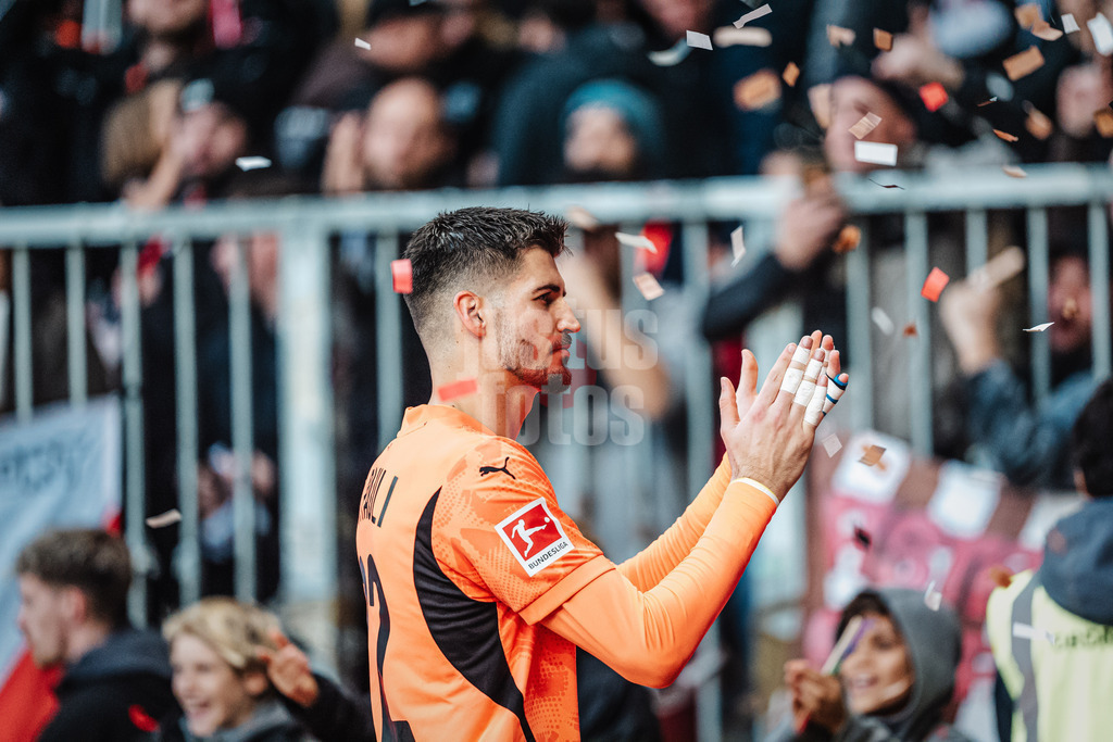 Fußball | Männer | Saison 2024/2025  | Fußball-Bundesliga | 8. Spieltag | FC St. Pauli vs. VfL Wolfsburg | 26.10.2024 | Nikola Vasilj (#22, FC St. Pauli) verlässt im Konfettiregen das Feld