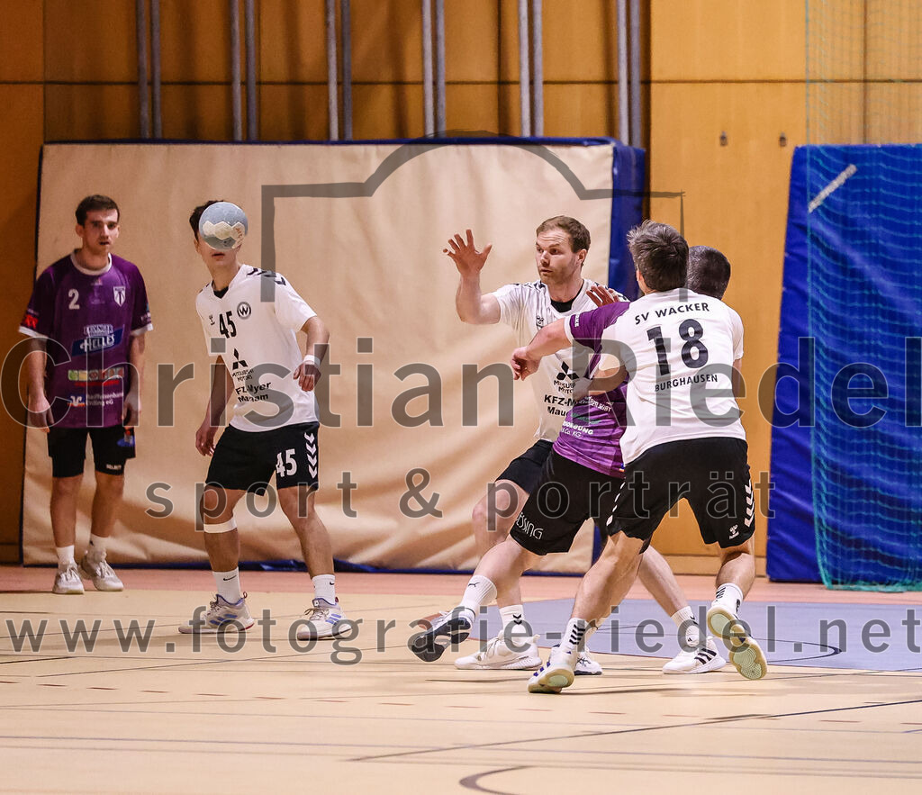 2025-02-15_013_SpVgg_Altenerding_gegen_SVW_Burghausen | Erding, Deutschland, 15.02.2025:Handball, Bezirksoberliga Männer 2024 / 2025, 16. Spieltag, SpVgg Altenerding gegen SVW Burghausen, Endergebnis: 32:31Florian Staudhammer (SVW Burghausen, #45), Christian Loris (SpVgg Altenerding, #11), Thomas Reitmeier (SVW Burghausen, #18)Foto: Christian Riedel / fotografie-riedel.net