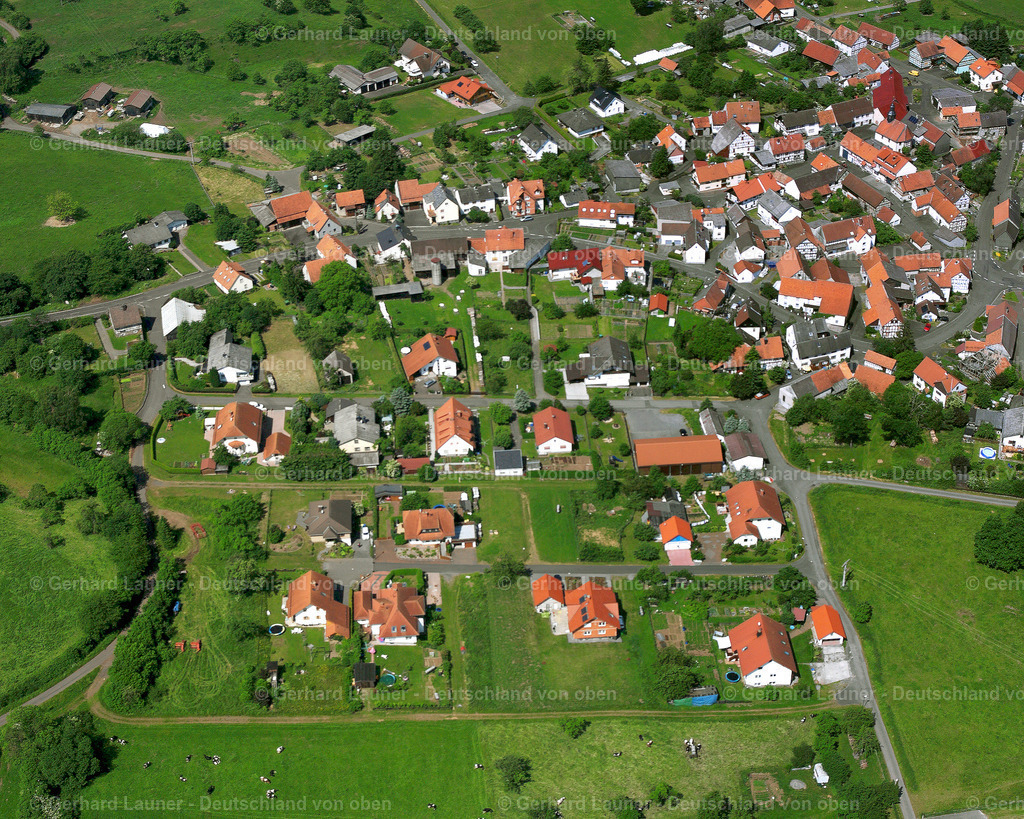 2614758 | WOHNFELD 09.06.2006 Landwirtschaftliche Nutzflächen und Feldgrenzen  umsäumen das Siedlungsgebiet des Dorfes in Wohnfeld im Bundesland Hessen, Deutschland // Agricultural land and field boundaries surround the settlement area of the village  in Wohnfeld in the state Hesse, Germany Foto: Gerhard Launer