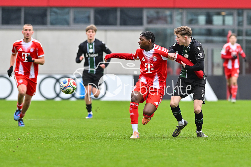FC Bayern München - Hannover 96 | MUNICH, GERMANY - 15. FEBRUARY: im Duell Uzorchukwu EGWUATU (FC Bayern München U19 13) und Max BERGER (Hannover 96 U19 2) während dem Spiel zwischen der U19 des FC Bayern München und der U19 von Hannover 96 am 2. Spieltag der Hauptrunde der U19-DFB-Nachwuchsliga am FC Bayern Campus