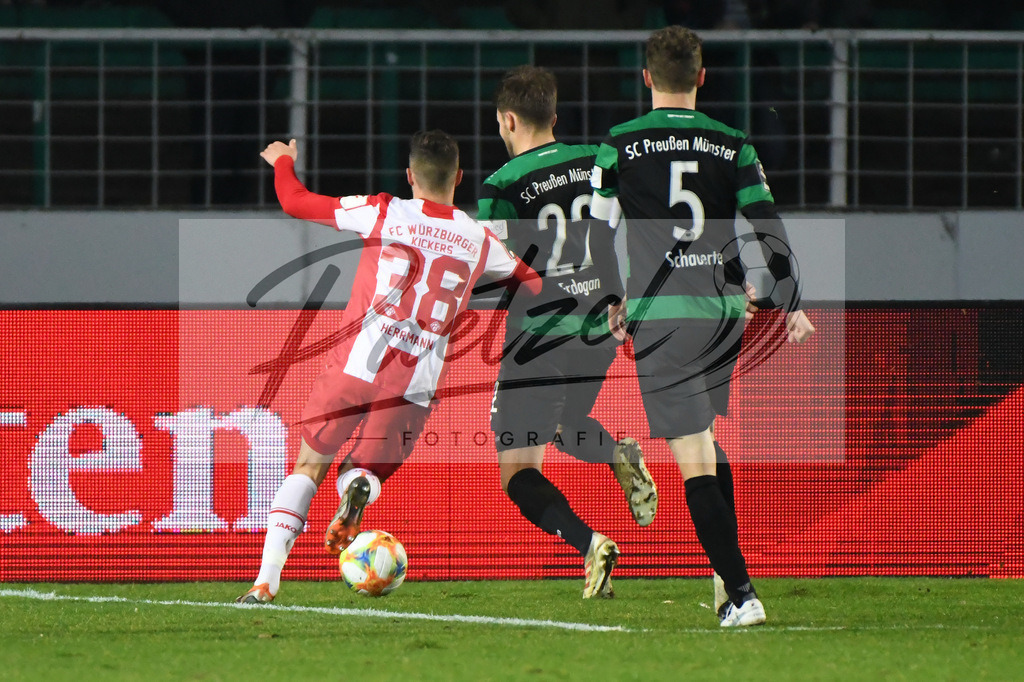 20200214_SCPFWK_0059 | Fussball, Herren: Robert Herrmann (FC Wuerzburger Kickers) und Okan Erdogan (SC Preussen Muenster) im Zweikampf waehrend des Spiels der 3. Liga zwischen SC Preussen Muenster und FC Wuerzburger Kickers im Preussenstadion am 14.02.2020 in Muenster, Deutschland.DFB / DFL REGULATIONS PROHIBIT ANY USE OF PHOTOGRAPHS AS IMAGE SEQUENCES AND/OR QUASI-VIDEO. - Realisiert mit Pictrs.com