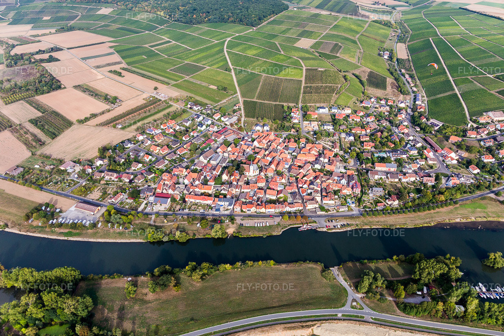 Luftbild: Stadtansicht am Ufer des Flußverlaufes des Main in Obereisenheim im Ortsteil Obereisenheim in Eisenheim im Bundesland Bayern in Deutschland. Foto: IMG_111293.jpg vom 09.09.2018 durch Werner Riehm/FLY-FOTO.de