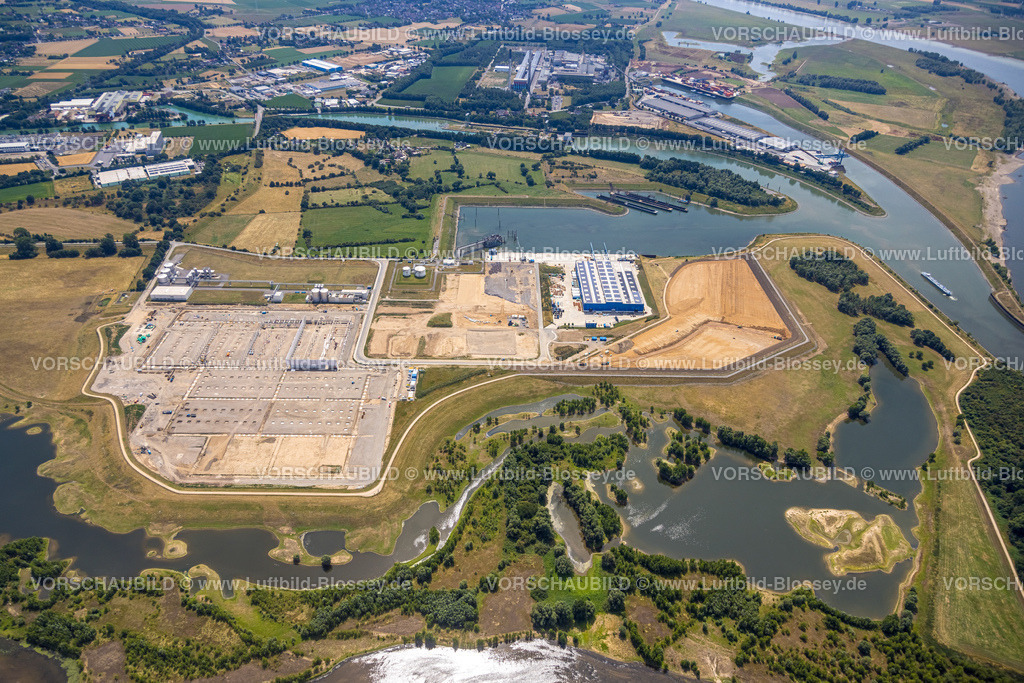 Wesel220703129 | Luftbild, Lippemündungsraum, Schwerlast Terminal Niederrhein GmbH mit Solardach und Baustelle Nordfrost GmbH am Rhein-Lippe-Hafen Wesel, Wesel, Niederrhein, Nordrhein-Westfalen, Deutschland