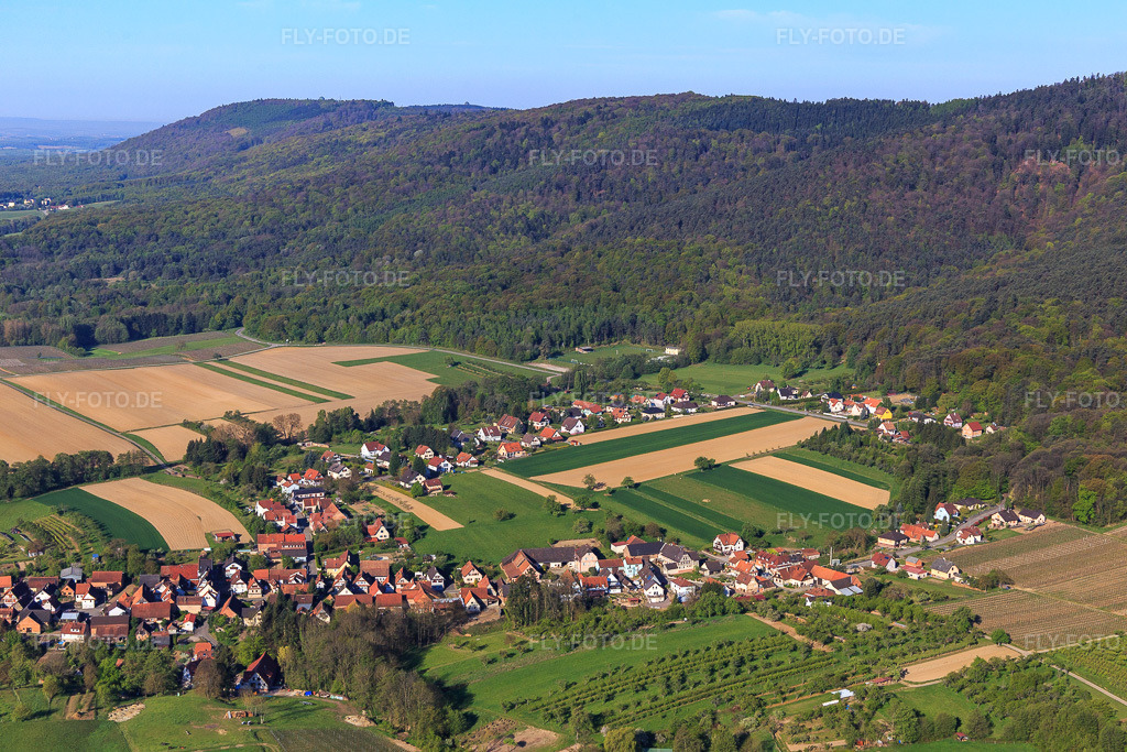 Luftbild: Ortsansicht aus Nordosten in Cleebourg im Bundesland Bas-Rhin in Frankreich. – Foto: IMG_099304.jpg vom 30.04.2017 durch Werner Riehm/FLY-FOTO.de – Auflösung des Originals: 5472 x 3648 px