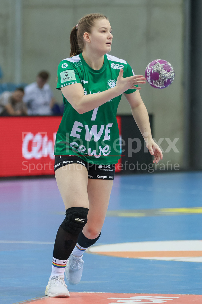 Handball, Bundesliga Frauen, VfL Oldenburg - BSV Sachsen Zwickau | v.li.: Lisa Munderloh (VfL Oldenburg, 7) Freisteller am Ball, Einzelfoto, Spielszene, Aktion, Action