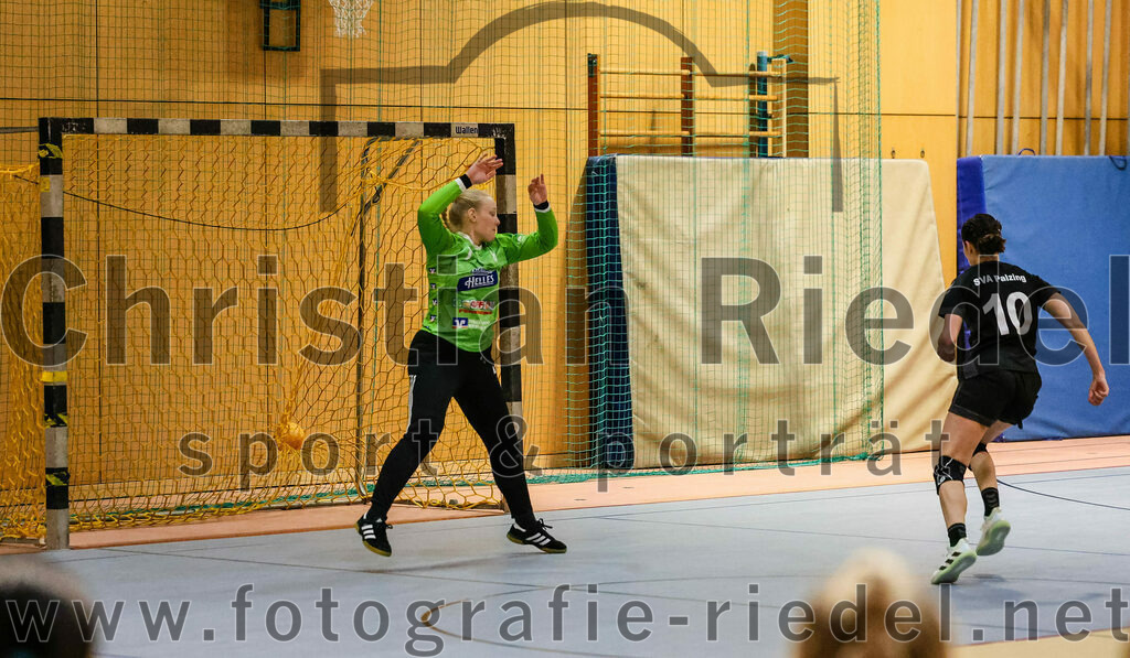 2024-02-10_081_SpVgg_Altenerding_gegen_SVA_Palzing | Erding, Deutschland, 10.02.2024:
Handball, Bezirksoberliga Frauen Altbayern 2023 / 2024, 14. Spieltag, SpVgg Altenerding gegen SVA Palzing, Endergebnis: 27:28

Torfrau Hanna Obermair (SpVgg Altenerding, #1), Veronika Wöhrl (SVA Palzing, #10)

Foto: Christian Riedel / fotografie-riedel.net
