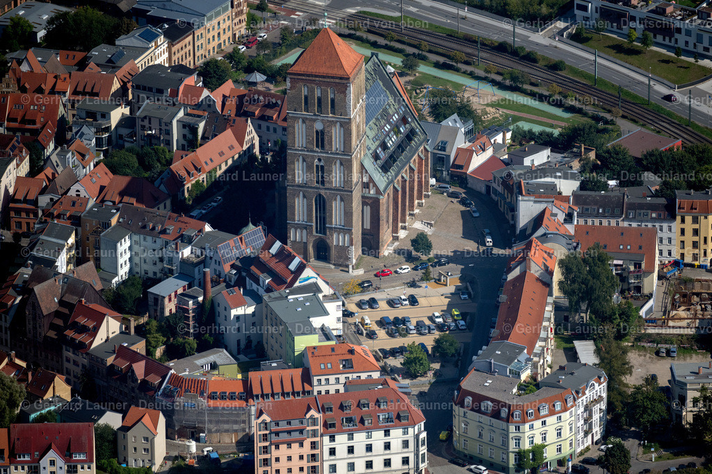 4062031 | ROSTOCK 08.09.2021 Kirchengebäude der Nikolaikirche mit Wohnungen, Balkonen und Solaranlage Am Wendländer Schilde in Rostock im Bundesland Mecklenburg-Vorpommern, Deutschland. Weiterführende Informationen bei: Nikolaikirche Rostock. // Church building of the Nikolaikirche with apartments, balconies and solar system at the Wendlaender Schilde in Rostock in the state Mecklenburg-Western Pomerania, Germany. Further information at: Nikolaikirche Rostock. Foto: Gerhard Launer