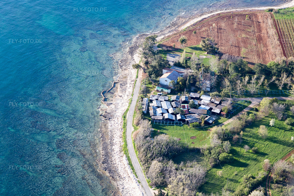 Luftbild: Ortsansicht in Lovrecica im Bundesland Gespanschaft Istrien in Kroatien. Foto: IMG_106090.jpg vom 13.04.2018 durch Werner Riehm/FLY-FOTO.de – Auflösung des Originals: 4832 x 3221 px