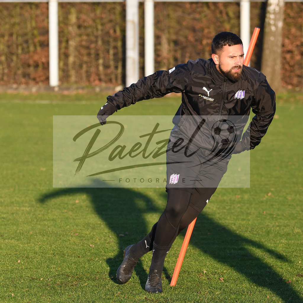 20200121_TRAOSN_0051 | Fußball, Herren: Marcos Alvarez (VfL Osnabrück) schaut beim Training des VfL Osnabrück am 21.01.2020 im Sportpark Illoshöhe in Osnabrück, Deutschland.(Foto von Nico Paetzel) - Realisiert mit Pictrs.com