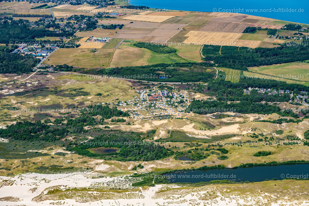 Amrum_Campingplatz_ELS_0202130822 | WITTDüN AUF AMRUM 13.08.2022 Küsten- Landschaft mit Leuchtturm und Dünen Campingplatz am Sandstrand der Nordsee- Insel Amrum in Nebel im Bundesland Schleswig-Holstein. Weiterführende Informationen bei: Dünencamping Amrum GmbH. // Coastline with lighthouse and camp site on the sandy beach of Nordsee- Insel Amrum in Nebel in the state Schleswig-Holstein. Further information at: Duenencamping Amrum GmbH. Foto: Martin Elsen