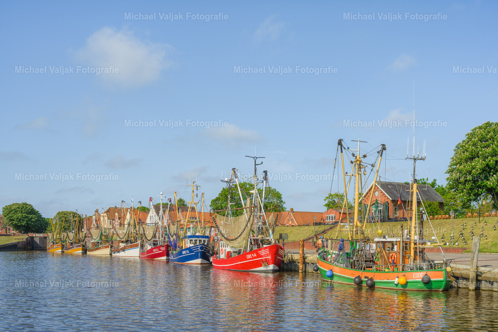 Krabbenkutter in Greetsiel in Ostfriesland | Mit 25 regelmäßig einlaufenden Krabbenkuttern befindet sich in Greetsiel die größte Krabbenkutterflotte Ostfrieslands. - Realisiert mit Pictrs.com