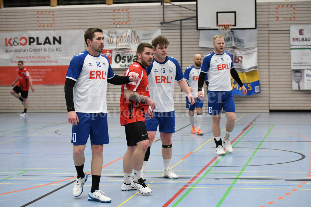 HC Deggendorf :  VfL Waldkraiburg   | Die HCD Abwehr steht v.l. Alexander Kohlbauer  (HC Deggendorf  #10); Jonas  Heuer  (HC Deggendorf  #15); Jan Stengl  (HC Deggendorf  #6) Emil Baumann  (HC Deggendorf  #7) - Realisiert mit Pictrs.com