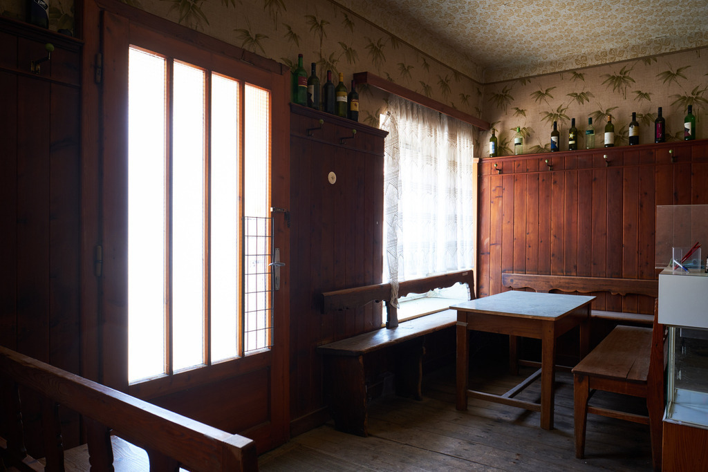 Innenraum einer leeren Gaststätte im Weinviertel | Austria - June 08, 2021: Innenraum einer leeren Gaststätte im Weinviertel; Blick in die Gaststätte. - Realisiert mit Pictrs.com