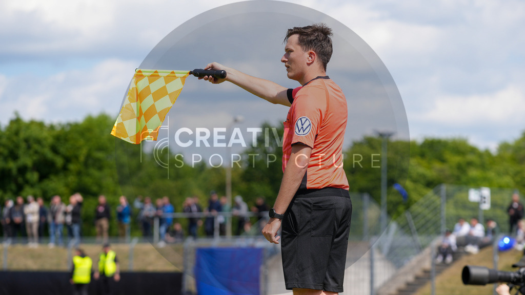 Fußball, Herren, Saison 2024/2025, Finaltag der Amateure 2025, Landespokal Brandenburg, Finale, VfB 1921 Krieschow vs. RSV Eintracht 1949, Samstag 24.05.2025, Volksparkstadion Neuruppin, | Fußball, Herren, Saison 2024/2025, Finaltag der Amateure 2025, Landespokal Brandenburg, Finale, VfB 1921 Krieschow vs. RSV Eintracht 1949, Samstag 24.05.2025, Volksparkstadion Neuruppin, Im Bild: Schiedsrichter-Assistent Tim Gerstenberg - Realisiert mit Pictrs.com