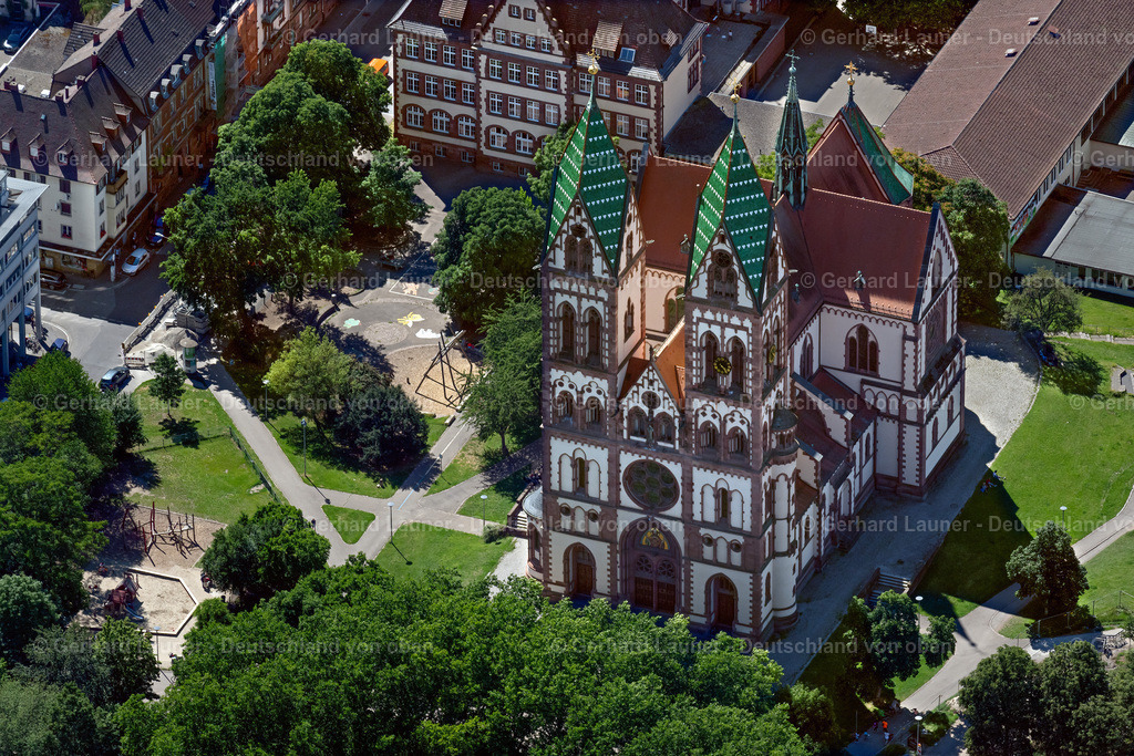 4033457 | FREIBURG IM BREISGAU 30.06.2020 Kirchengebäude " Herz Jesu " an der Straße Amalie-Gramm-Weg im Ortsteil Stühlinger in Freiburg im Breisgau im Bundesland Baden-Württemberg, Deutschland. Weiterführende Informationen bei: Katholische Seelsorgeeinheit Freiburg Mitte. // Church building " Herz Jesu " on street Amalie-Gramm-Weg in the district Stuehlinger in Freiburg im Breisgau in the state Baden-Wuerttemberg, Germany. Further information at: Katholische Seelsorgeeinheit Freiburg Mitte. Foto: Gerhard Launer