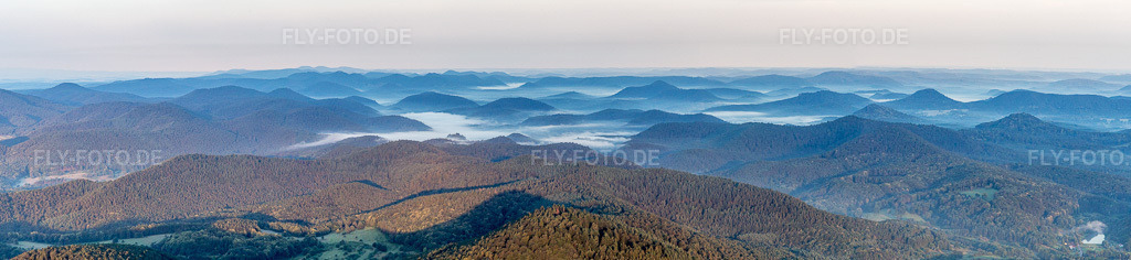 Luftbild: Panorama - Perspektive der Wald- und Berglandschaft des Pfälzerwald mit Tälern im Morgennebel in Dahn im Bundesland Rheinland-Pfalz in Deutschland. Foto: IMG_091851-Pano.jpg vom 16.07.2016 durch Werner Riehm/FLY-FOTO.deAuflösung des Originals: 14329 x 3303 px