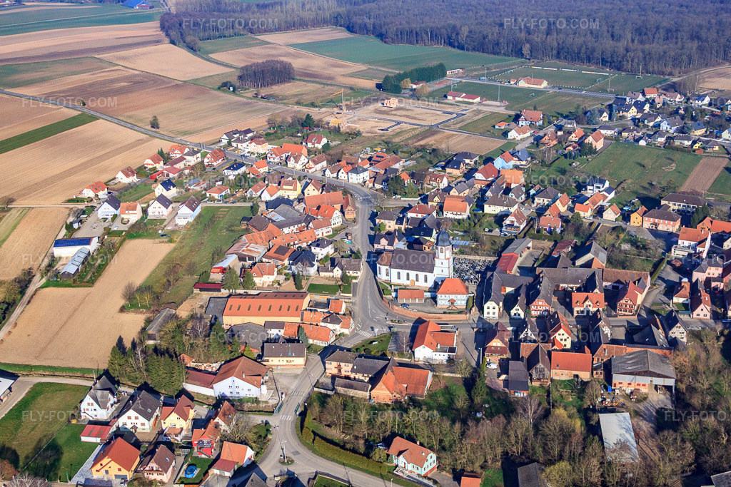 Aerial view: Village center from the east in Niederlauterbach in the state Bas-Rhin, France. – Photo: IMG_62666.jpg taken on 03/09/2014 by Werner Riehm/FLY-FOTO.com – Resolution of the original: 4752 x 3168 px
