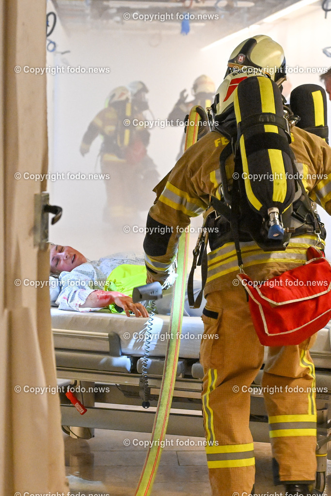 Krankenhaus der Barmherzigen Brueder_ Katastrophenuebung_ 12.06.2024-25 | 12.06.2024, Linz, AUT, Krankenhaus der Barmherzigen Brueder, Katastrophenuebung, im Bild Einsatzkraefte, Rettung der Patienten und Besucher, Feuerwehr, Aerzte, Personal