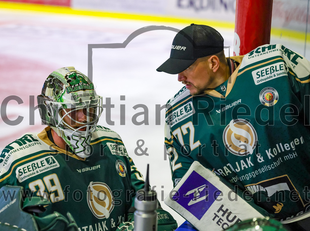 2025-09-26_049_TSV_Erding_gegen_SC_Riessersee | Erding, Deutschland, 26.09.2025:Eishockey, Oberliga Süd 2025 / 2026, 3. Spieltag, TSV Erding gegen SC Riessersee, Endergebnis: 3:5Torwart Leon Meder (Erding Gladiators, #39), Torwart David Zabolotny (Erding Gladiators, #72)Foto: Christian Riedel / fotografie-riedel.net
