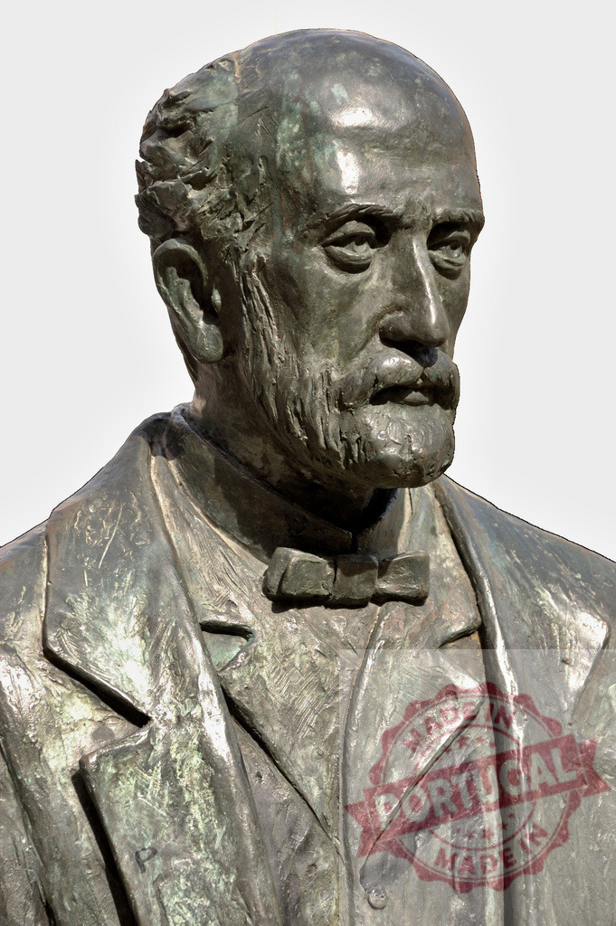 Santiago Ramón y Cajal bronze bust sculpture portrait | Bronze bust sculpture depicting Santiago Ramón y Cajal, a Spanish neuroscientist - Realized with Pictrs.com
