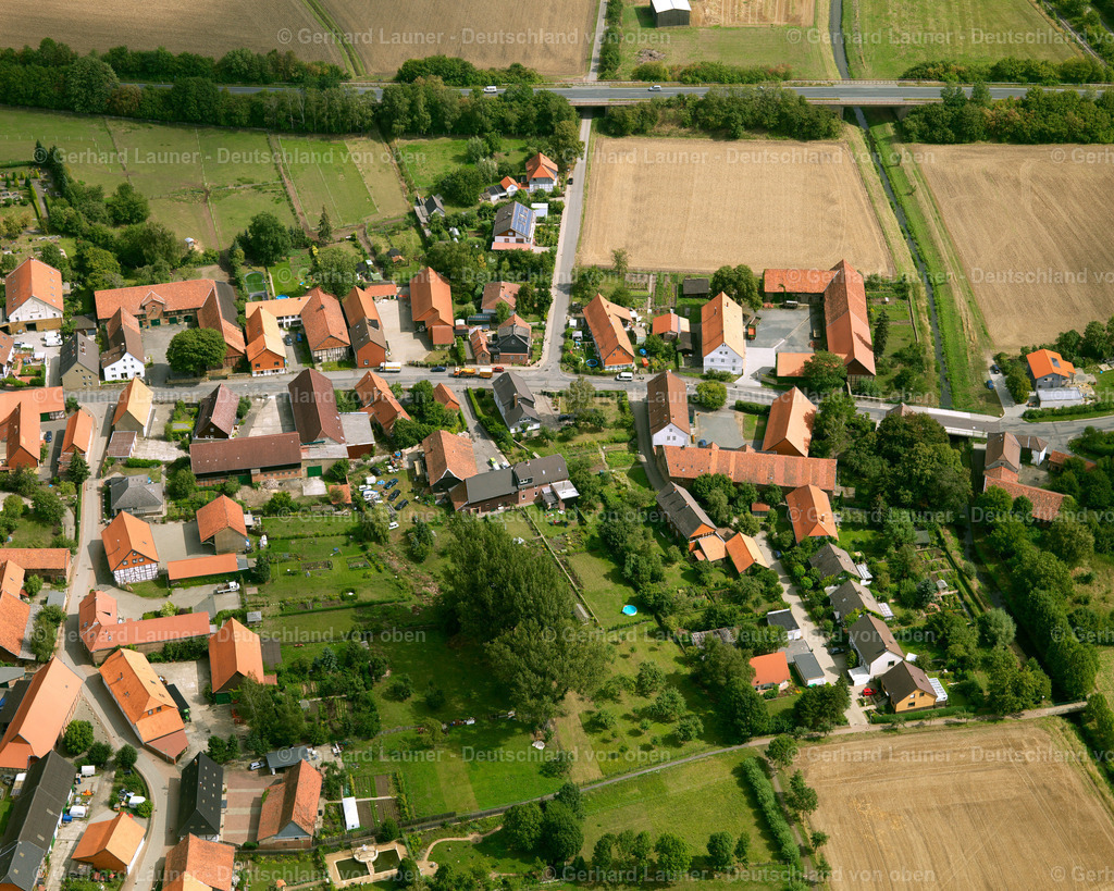 2638730 | WERLABURGDORF 23.08.2006 Landwirtschaftliche Nutzflächen und Feldgrenzen  umsäumen das Siedlungsgebiet des Dorfes in Werlaburgdorf im Bundesland Niedersachsen, Deutschland // Agricultural land and field boundaries surround the settlement area of the village  in Werlaburgdorf in the state Lower Saxony, Germany Foto: Gerhard Launer
