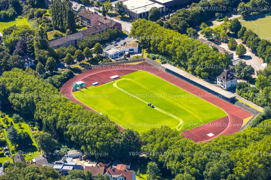 Witten230800078 | Luftbild, Rasen mähen mit dem Traktor im Wullenstadion, Witten, Ruhrgebiet, Nordrhein-Westfalen, Deutschland