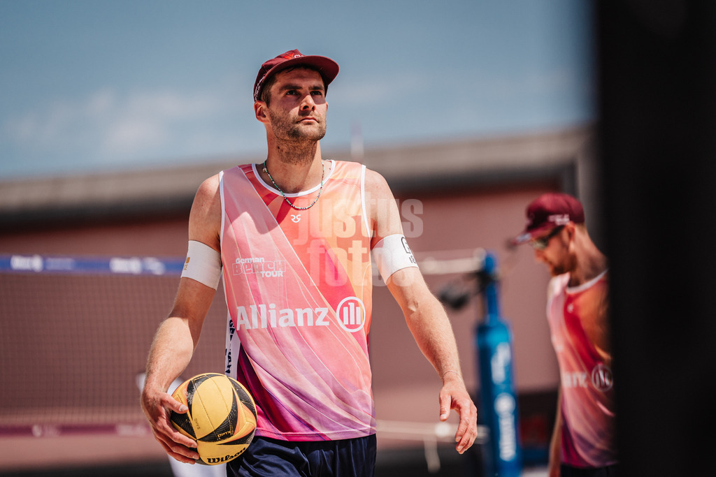 Beachvolleyball | Männer | Allianz German Beach Tour 2025 | Tourstop Bremen | 13.06.2025 | Manuel Harms mit dem Ball