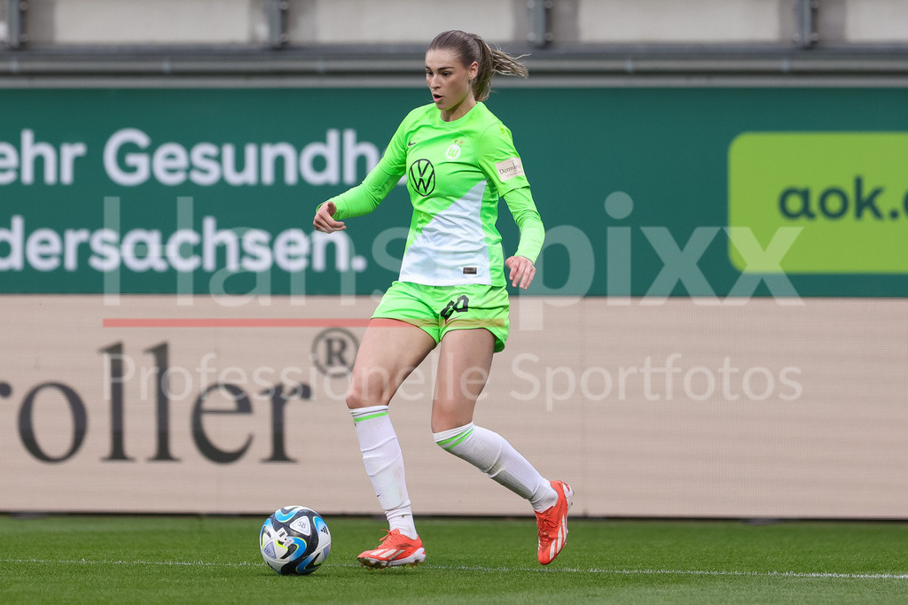 Fussball, Google Pixel Frauen-Bundesliga, VfL Wolfsburg - 1. FC Köln | v.li.: Jule Brand (VfL Wolfsburg, 29) am Ball, Freisteller, Einzelbild, Ganzkörper, Aktion, Action, Spielszene, DIE DFB-RICHTLINIEN UNTERSAGEN JEGLICHE NUTZUNG VON FOTOS ALS SEQUENZBILDER UND/ODER VIDEOÄHNLICHE FOTOSTRECKEN. DFB REGULATIONS PROHIBIT ANY USE OF PHOTOGRAPHS AS IMAGE SEQUENCES AND/OR QUASI-VIDEO.