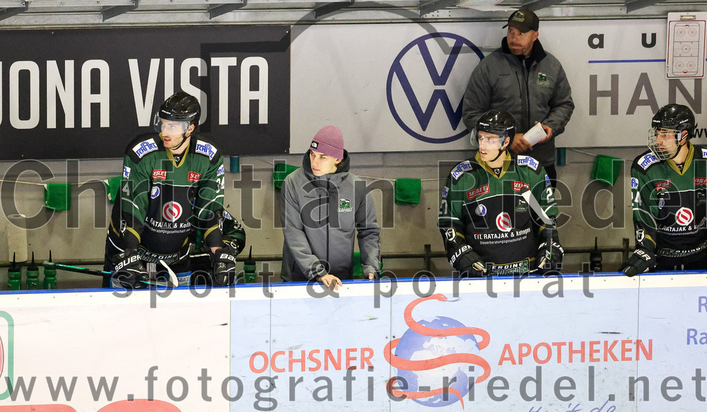 2022-09-30_004_TSV_Erding_gegen_EV_Dingolfing | Erding, Deutschland, 30.09.2022:
Eishockey, Bayernliga 2022 / 2023, Testspiel, TSV Erding gegen EV Dingolfing, Endergebnis: 3:4

Bastian Cramer (Erding Gladiators, #34), Mark Waldhausen (Erding Gladiators, #27), Lukas Krämmer (Erding Gladiators, #24)

Foto: Christian Riedel / fotografie-riedel.net