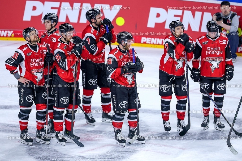 KEC20042601079 | 20.04.2026, Eishockey, DEL Halbfinale Play-Offs, Kölner Haie - Eisbären Berlin, Spiel 6, Lanxess-Arena Köln: Enttäuschte Gesichter nach der 1:4 Niederlage bei den Kölner Heien. enttäuscht Enttäuschung Moritz Müller (Kölner Haie #91) Nate Schnarr (Kölner Haie #76) Oliwer Kaski (Kölner Haie #07) xk79 Jan Luca Sennhenn (Kölner Haie #17) 