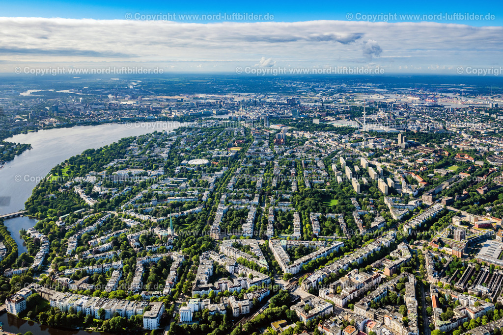 Hamburg_Harvestehude_ELS_0745050823 | HAMBURG 05.08.2023 Stadtansicht am Ufer des Flußverlaufes der Alster im Ortsteil Harvestehude in Hamburg, Deutschland. // City view on the river bank of Alster in the district Harvestehude in Hamburg, Germany. Foto: Martin Elsen