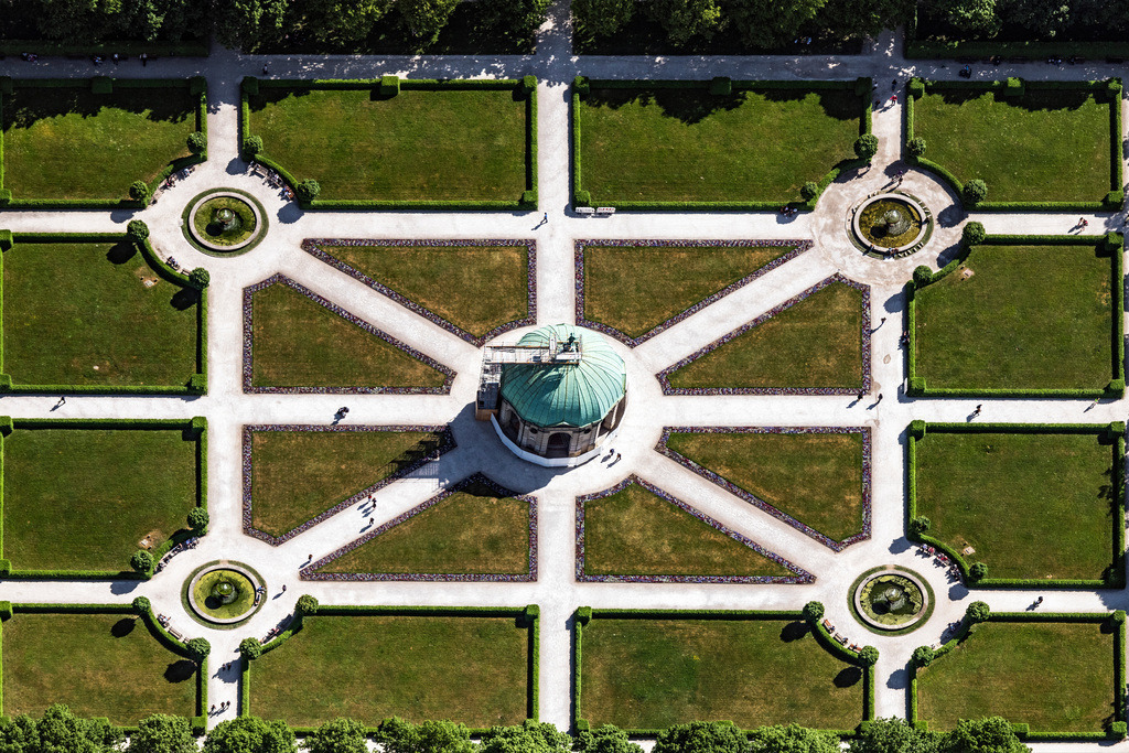dr__dsc9189.jpg | MüNCHEN 07.05.2018 Blick auf den Hofgarten in München im Bundesland Bayern. Die barocke Parkanlage mit dem Pavillon Dianatempel in der Mitte wurde 1613 bis 1617 angelegt und grenzt an das Gebäude der Bayrischen Staatskanzlei. // View of the Hofgarten in Munich in the state Bavaria. Foto: Daniel Reiter