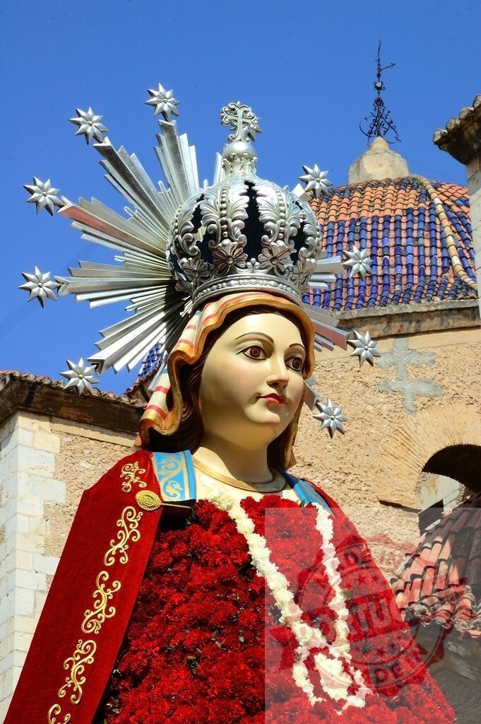 Virgin of the Forsaken statue with flower mantle during Catholic celebration in Valencia | Virgin of the Forsaken statue decorated with flowers, wearing a crown, during a religious procession - Realisiert mit Pictrs.com
