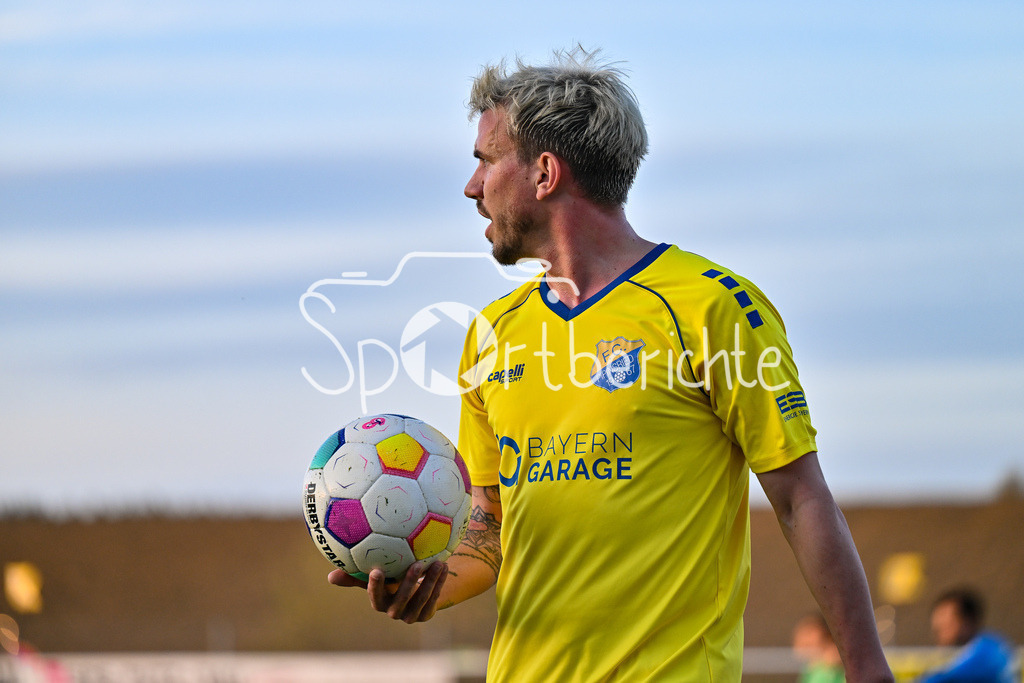 FC Pipinsried - TSV Grünwald | im Bild Nico KARGER (FCP #30) mit Ball in der Hand / Einzelfoto / Freisteller / Bayernliga Sued: FC Pipinsried - TSV Gruenwald, Kuechenstadel Arena am 11.04.2025