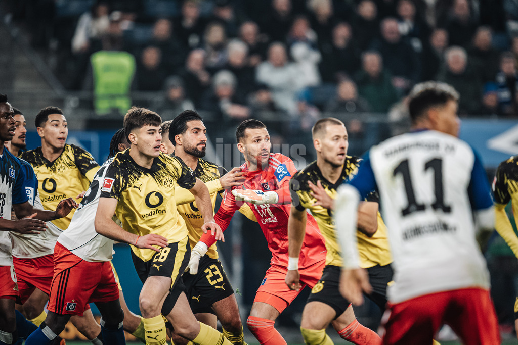 Fußball | Männer | Saison 2025/2026 | 1. Fußball-Bundesliga | 10. Spieltag | Hamburger SV vs. Borussia Dortmund | 08.11.2025 | Daniel Heuer Fernandes (#1, HSV) im Getümmel des Strafraums vom BVB