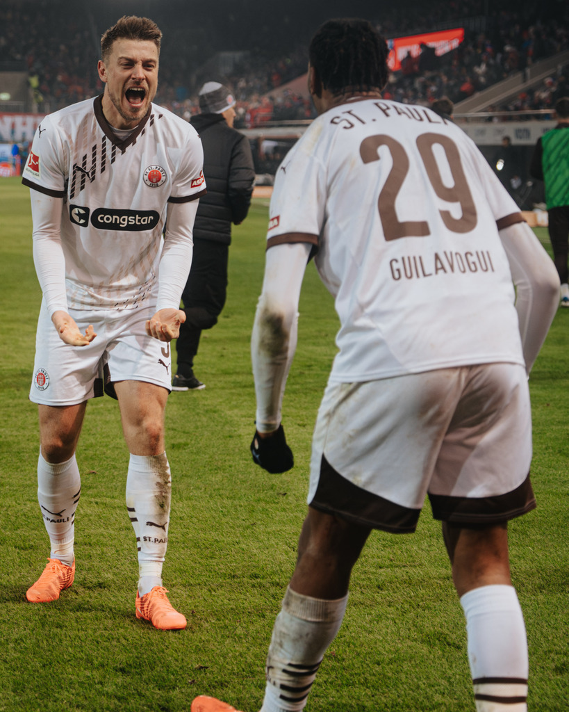 FCP02590-Verbessert-RR | Der offizielle Shop für FC St. Pauli Fotos. Wähle aus Spielszenen & Fanmomenten dein FCSP Wunschformat. Wir liefern Millerntor-Atmosphäre.