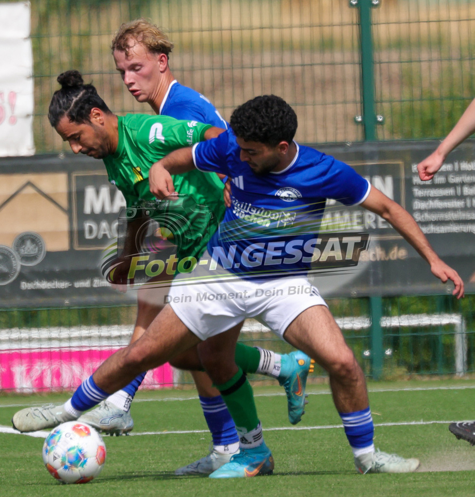 SC Enger - TuS Bruchmühlen | Auf dem Bild zu sehen: grün SC Enger: Jack Aygül; blau TuS Bruchmühlen v.l.: Ben Joris Meyer, Mahmut Salih Ünal  Bünder SV, TuS Bruchmühlen II, Saison 26/27, Kreisliga A, Enger, Deutschland - Realisiert mit Pictrs.com