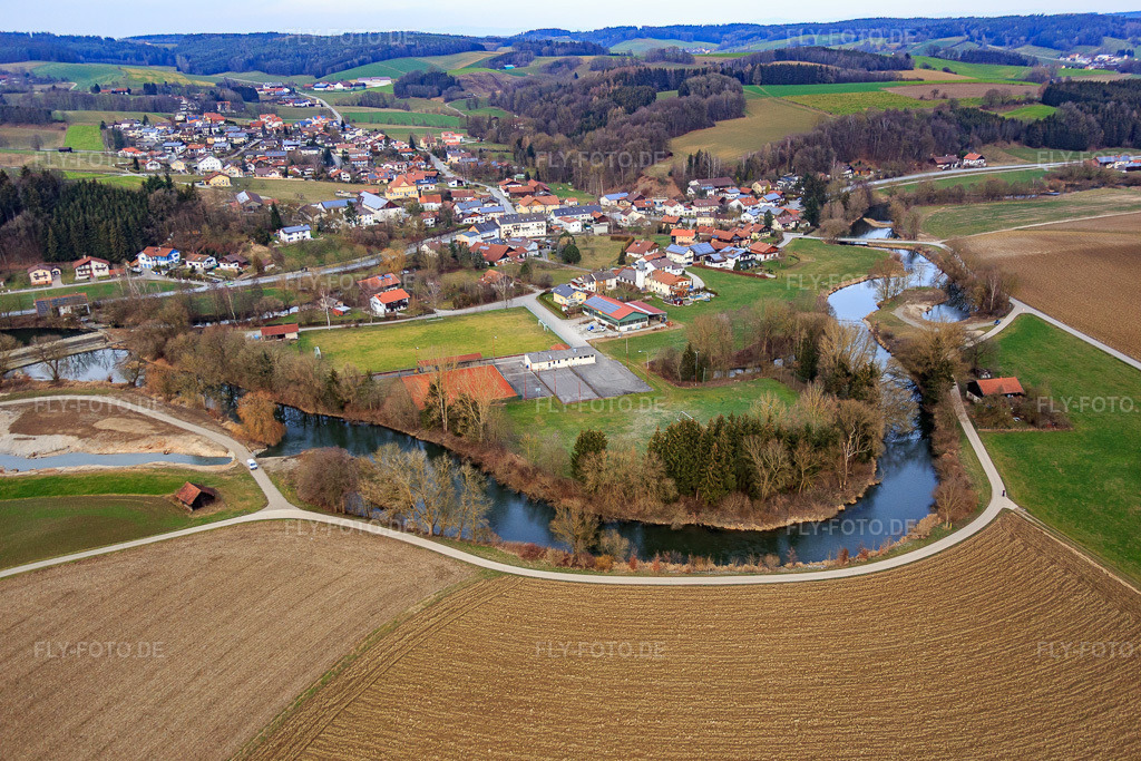 Luftbild: Sportplatz des DJk SV Brombach-Hirschbach e. V. in Flussschleife der Rott im Ortsteil Brombach in Bad Birnbach im Bundesland Bayern in Deutschland. – Foto: IMG_085517.jpg vom 31.12.2015 durch Werner Riehm/FLY-FOTO.de – Auflösung des Originals: 5472 x 3648 px – Aktuelles - DJK-SV Brombach Hirschbach e.V