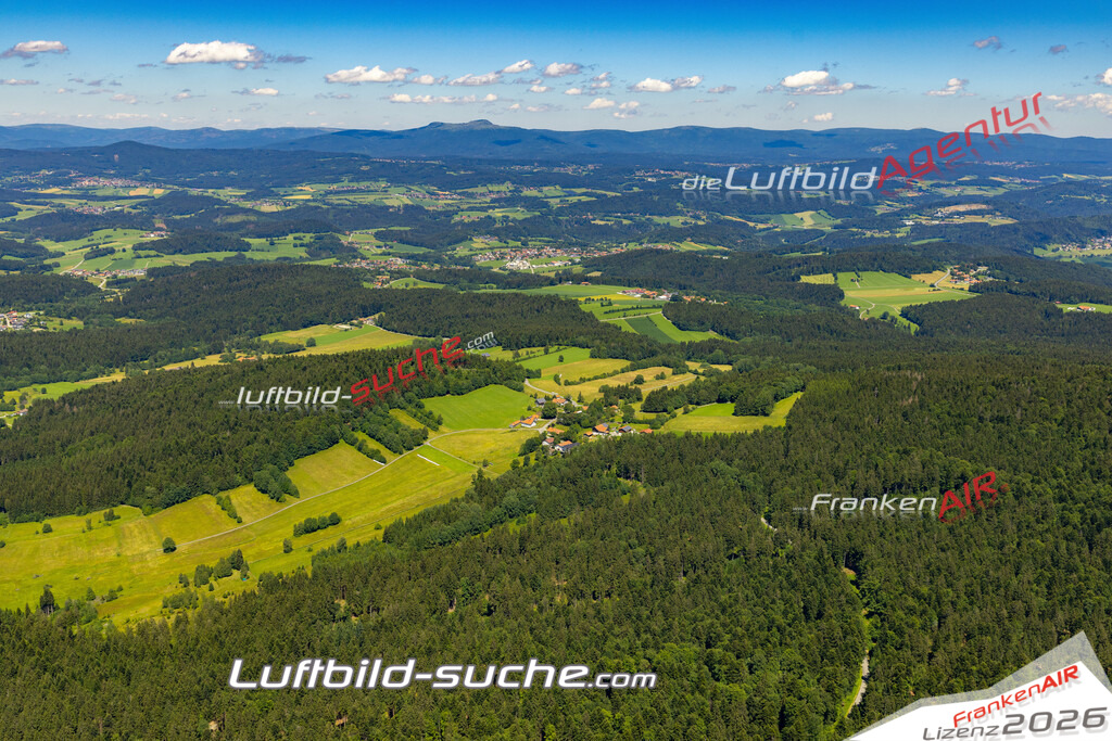 Aktuelles Luftbild von Haunstein Schöfweg - Die Luftaufnahme wurde 2022 mittels UL-Flugzeug erstellt ( keine Drohne ) - hochauflösende Kamera-Systeme von  Canon -Beste Qualität - Für grossformatige Ausdrucke geeignet. Die Geschenkidee !