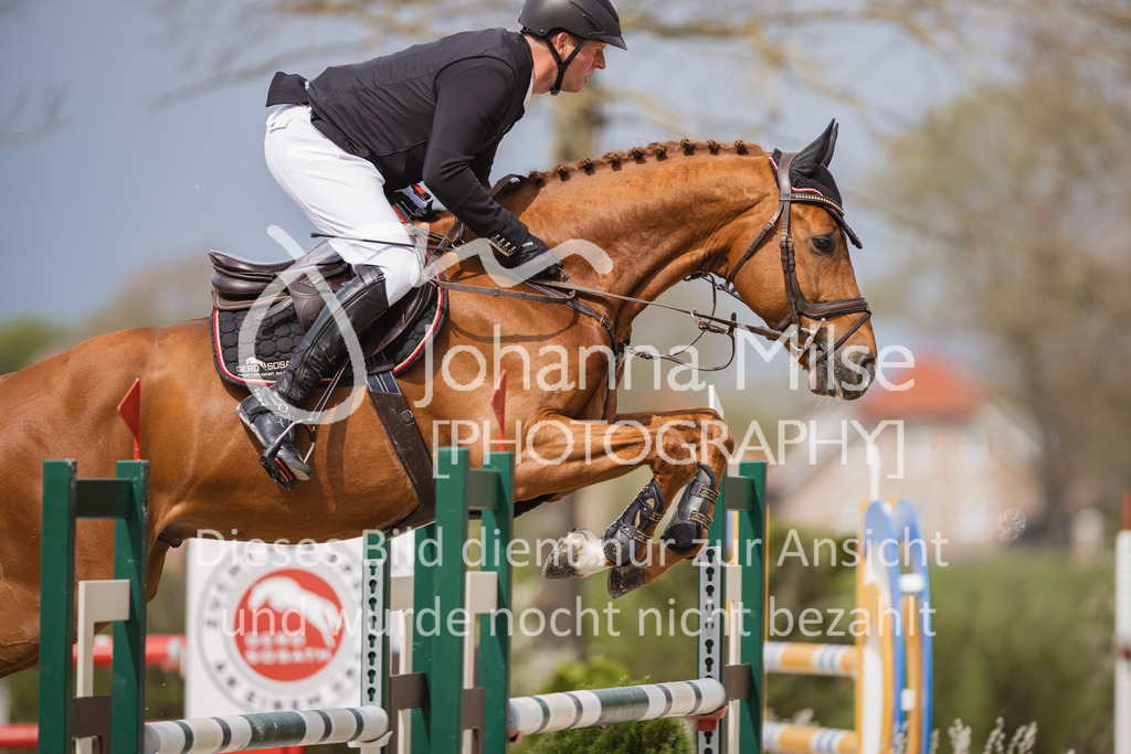 230426_HofSosath_M1-Spr-915 | Deine schönsten Turniermomente als professionelle Fotos! Entdecke hochwertige Pferdesport-Fotografie im Online-Shop. Jetzt Fotos finden & bestellen!