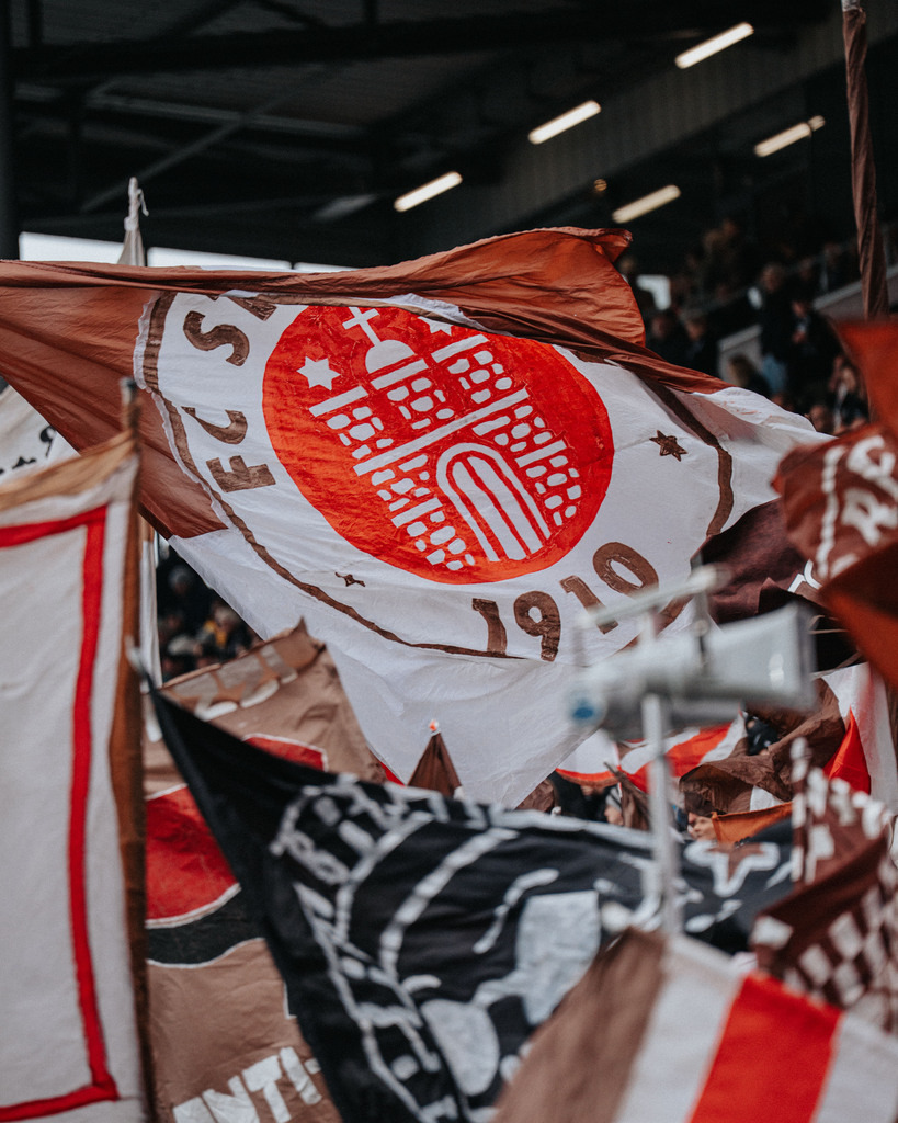 FCSP_YD-06228 | Der offizielle Shop für FC St. Pauli Fotos. Wähle aus Spielszenen & Fanmomenten dein FCSP Wunschformat. Wir liefern Millerntor-Atmosphäre.