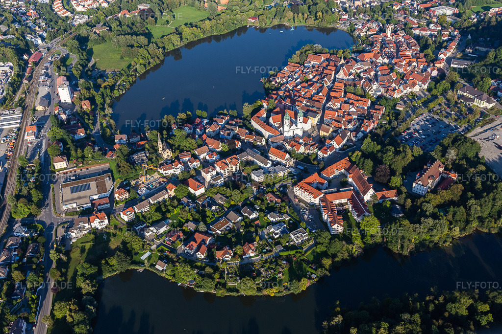 Luftbild: Stadtansicht des Innenstadtbereiches an den Uferbereichen des Stadt See in Bad Waldsee im Bundesland Baden-Württemberg in Deutschland. Foto: IMG_128942.jpg vom 03.09.2021 durch Werner Riehm/FLY-FOTO.de