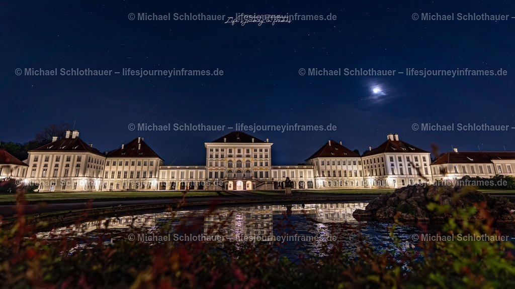 Schloss Nymphenburg mit Spiegelung bei Nacht | Schloss Nymphenburg erstrahlt bei Nacht, perfekt gespiegelt im Wasser des Schlossparks, dazu Mond und Sterne am Himmel. - Realisiert mit Pictrs.com