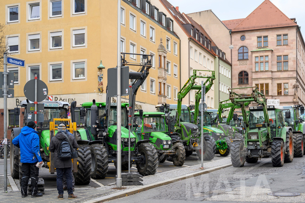 _DWI0341 | Bauerndemo gegen Agrarpolitik der Bundesregierung  auf dem Straße Obstmarkt und Hauptmarkt . Nürnberg, 08.01.2024 - Realisiert mit Pictrs.com