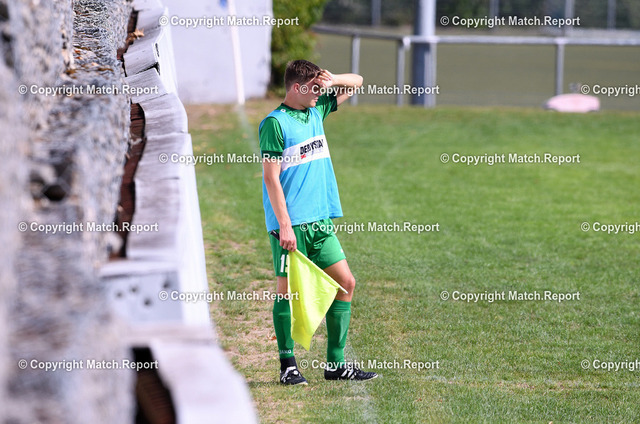 Fussball Kreisliga  B 2  2022/2023: SV Tummlingen - VfL Hochdorf | Fussball Kreisliga  A 3 2022/2023    28.08.2022SV Tummlingen - VfL HochdorfLinienrichter und Ersatzspieler Fabian Grochulski (VfL Hochdorf) beobachtet das SpielFOTO: ULMER PressebildagenturxxNOxMODELxRELEASExx
